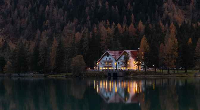 The House Across the Lake: is it “The Girl on the Train” Part II?